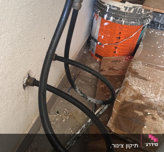 צינורות ומחברים ליד דלי צבע, קשור לדוד שמש